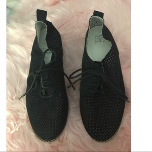 BP Eden Perforated Oxford - Size 5.5